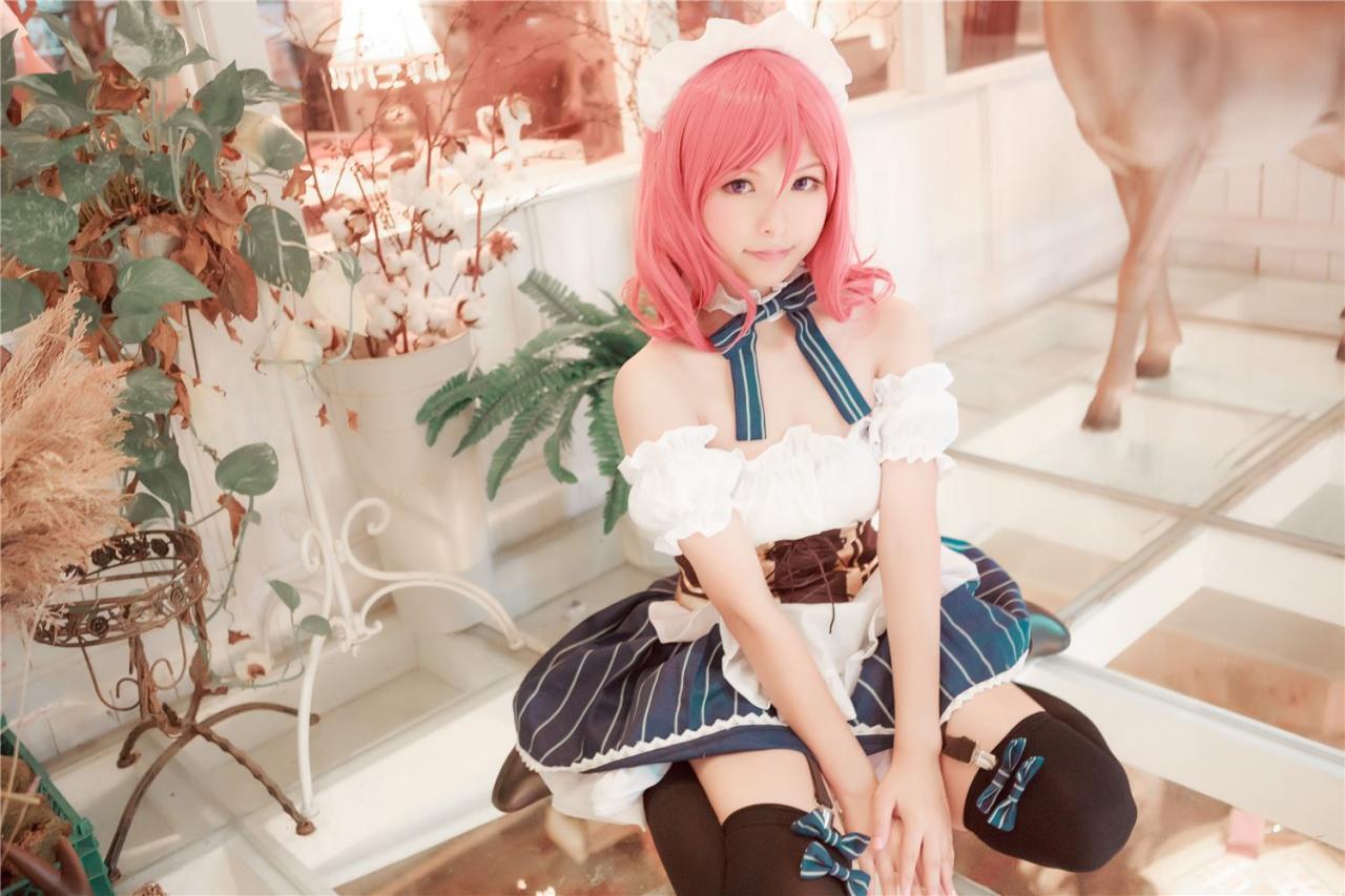 icey扮演西木野真姬跪坐在地上