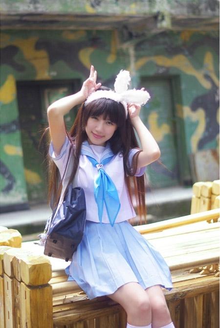 刘兔兔坐着挎着包，作兔耳朵手势