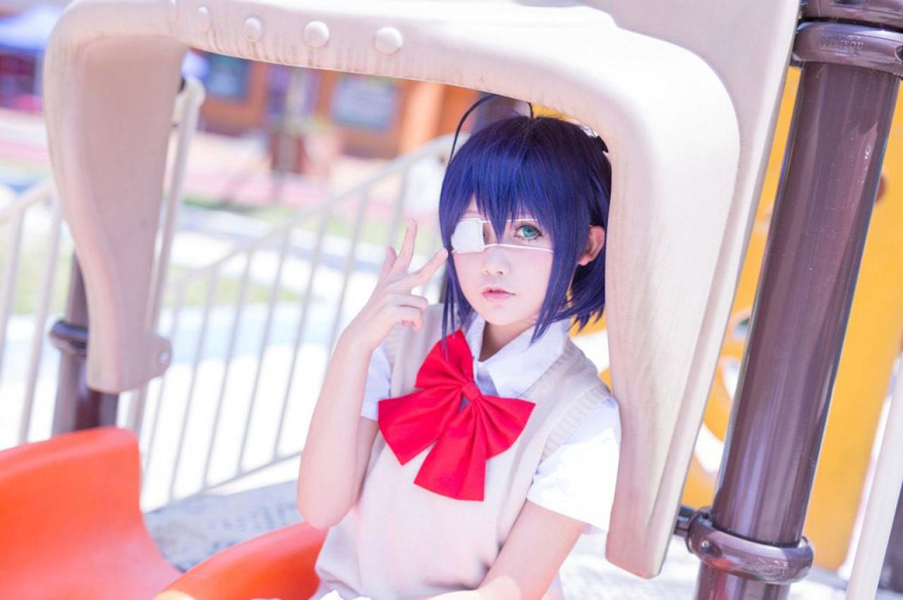 小野麻雀扮演小鸟游六花坐在滑梯旁