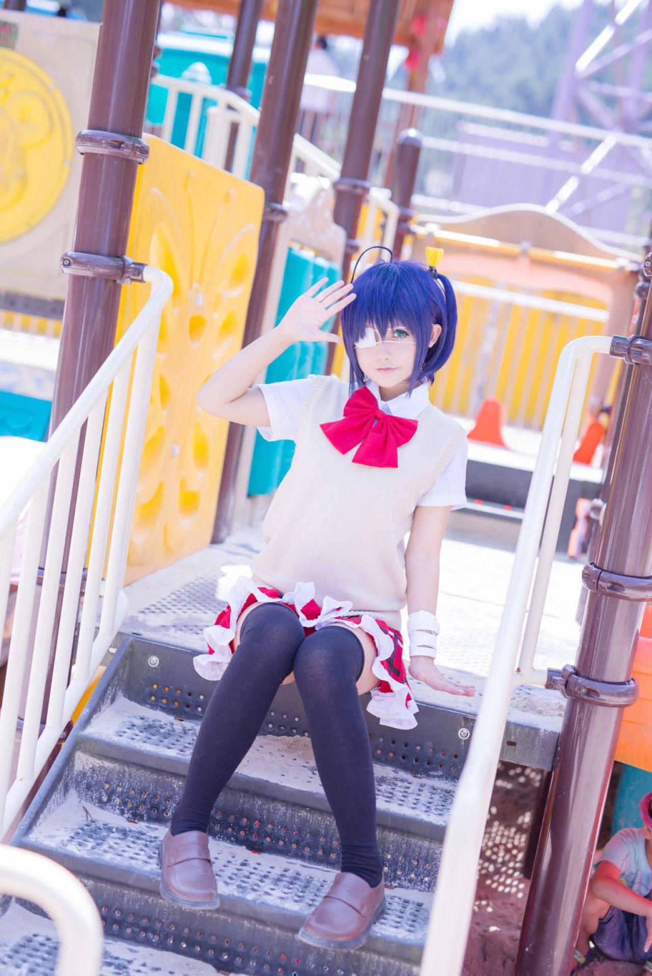 小野麻雀扮演小鸟游六花坐在台阶上