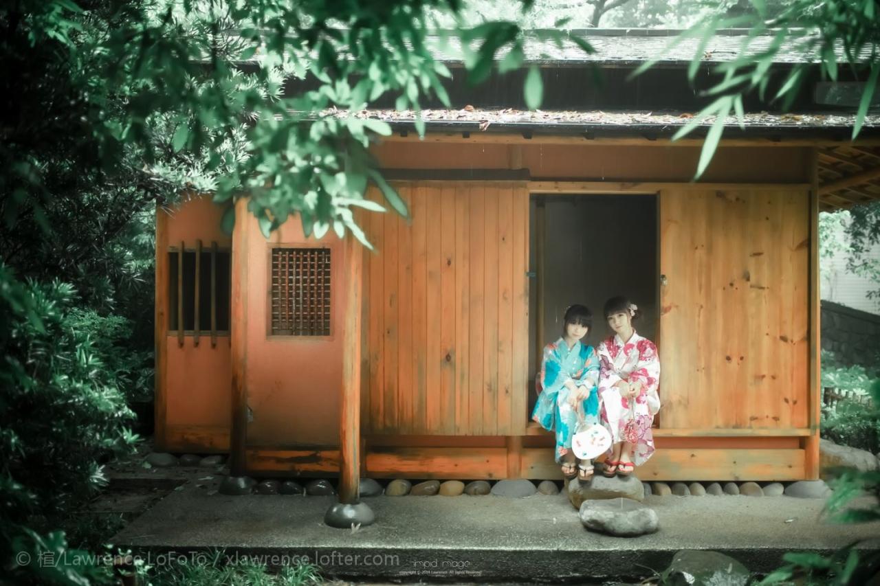 粉色浴衣和蓝色浴衣少女坐在房屋门口的石级上