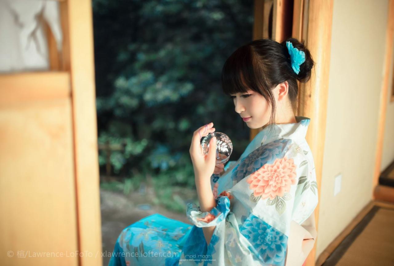 蓝色和服少女拿着风铃