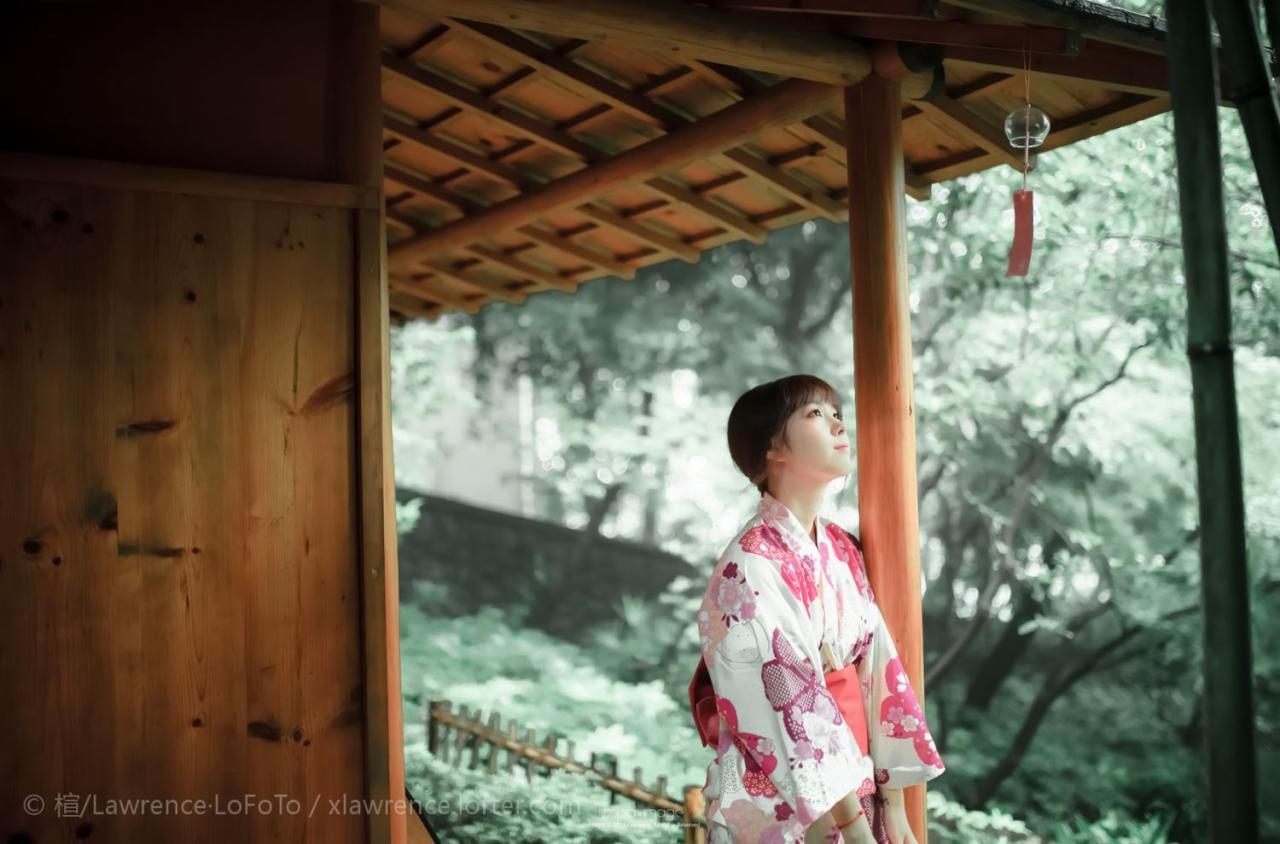 粉色和服少女在屋檐下仰望风铃