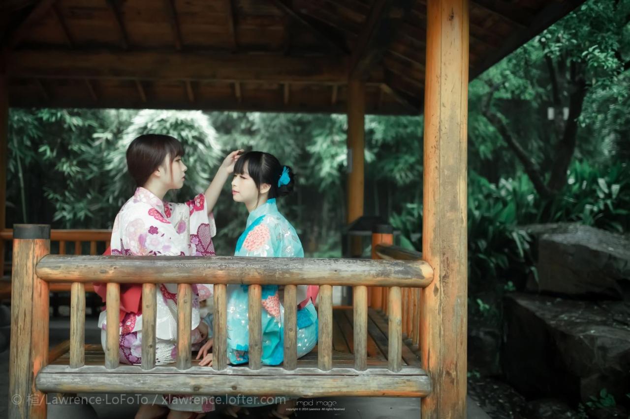 粉色浴衣少女轻抚蓝色和服少女的头发