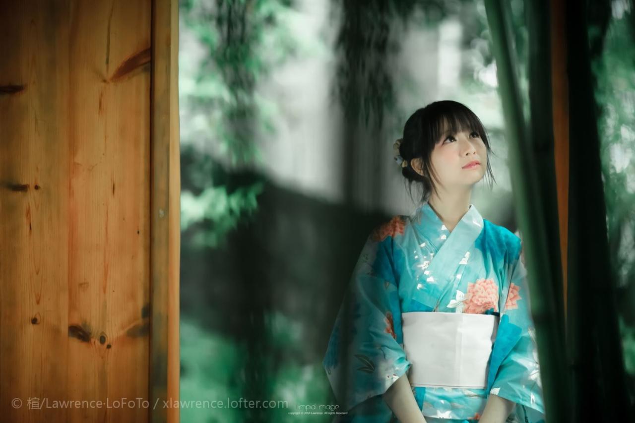 蓝色和服少女抬头仰望