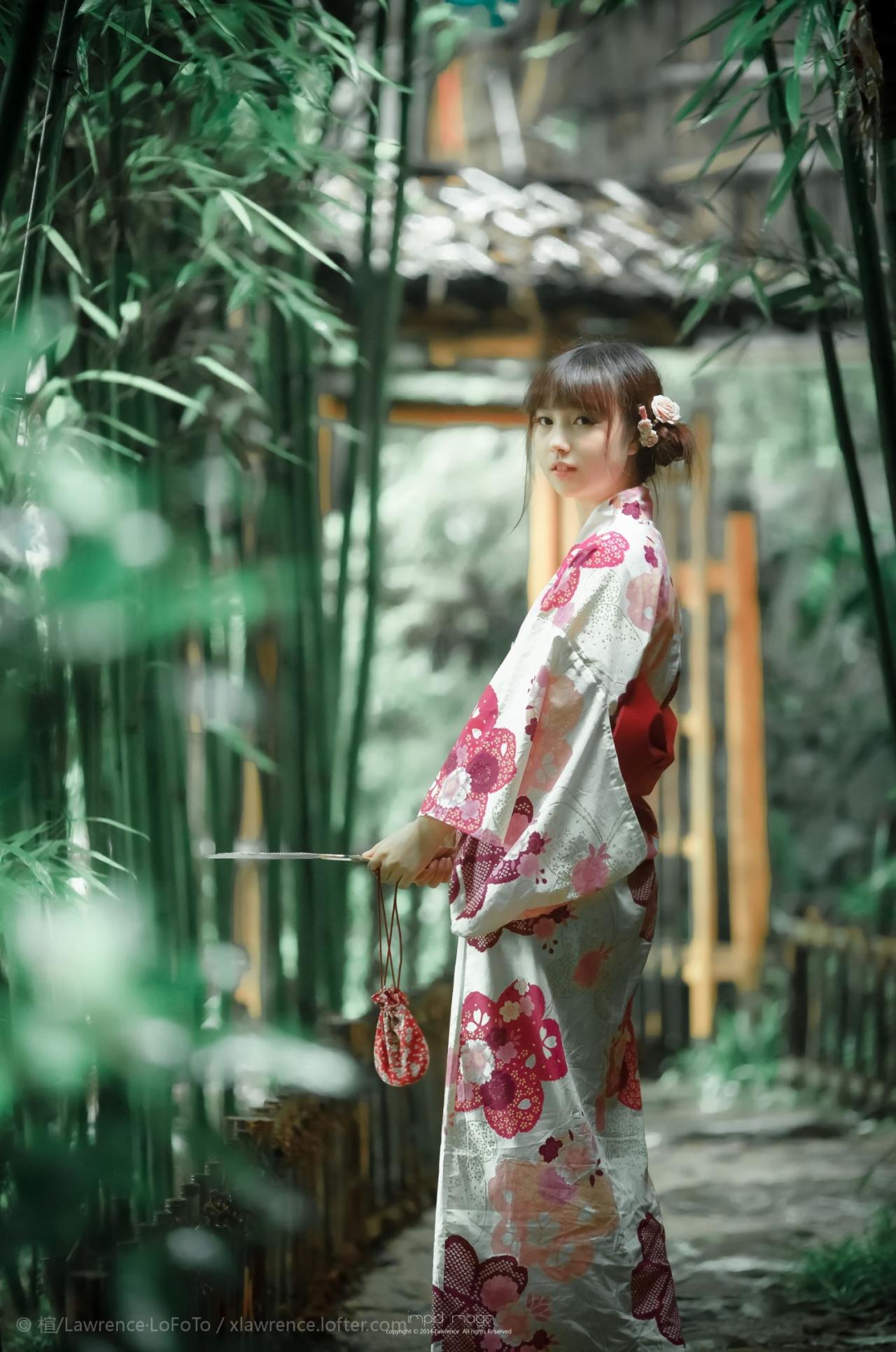 粉色浴衣少女侧面照