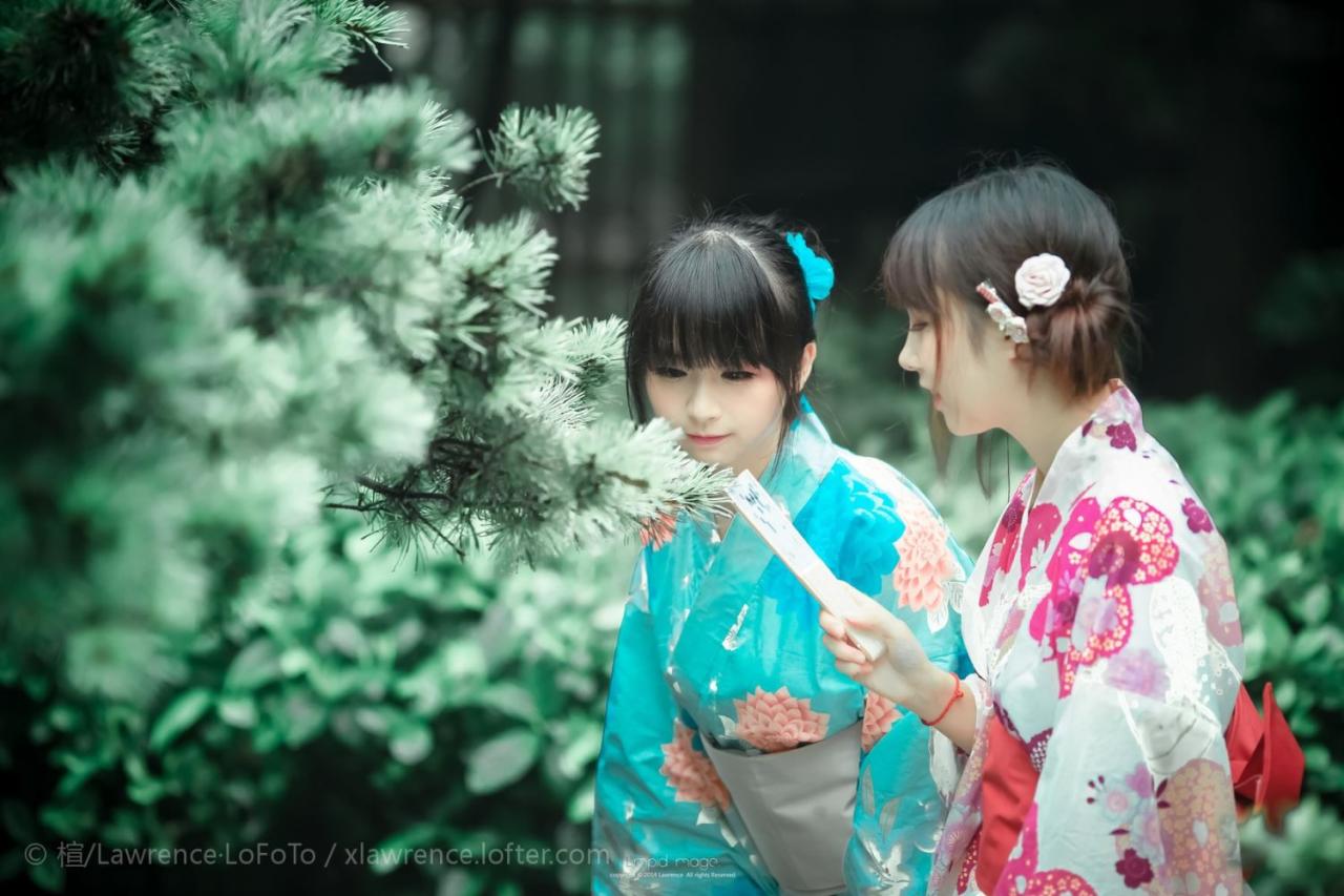 粉色和服浴衣少女和蓝色和服浴衣少女一起在林间