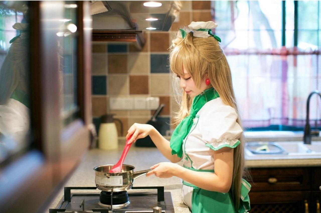 工口娘千葉扮演南小鸟正在做饭