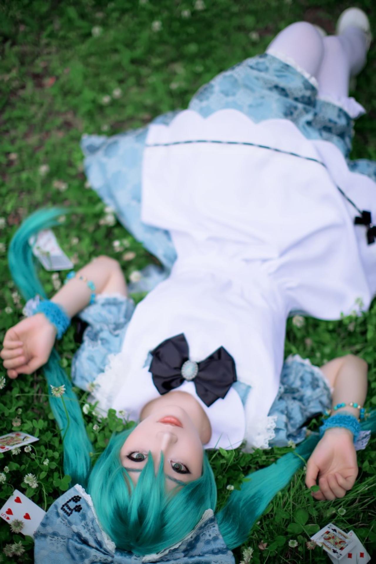 miyuko酱扮演初音未来躺在草地上，地上是散落的扑克牌