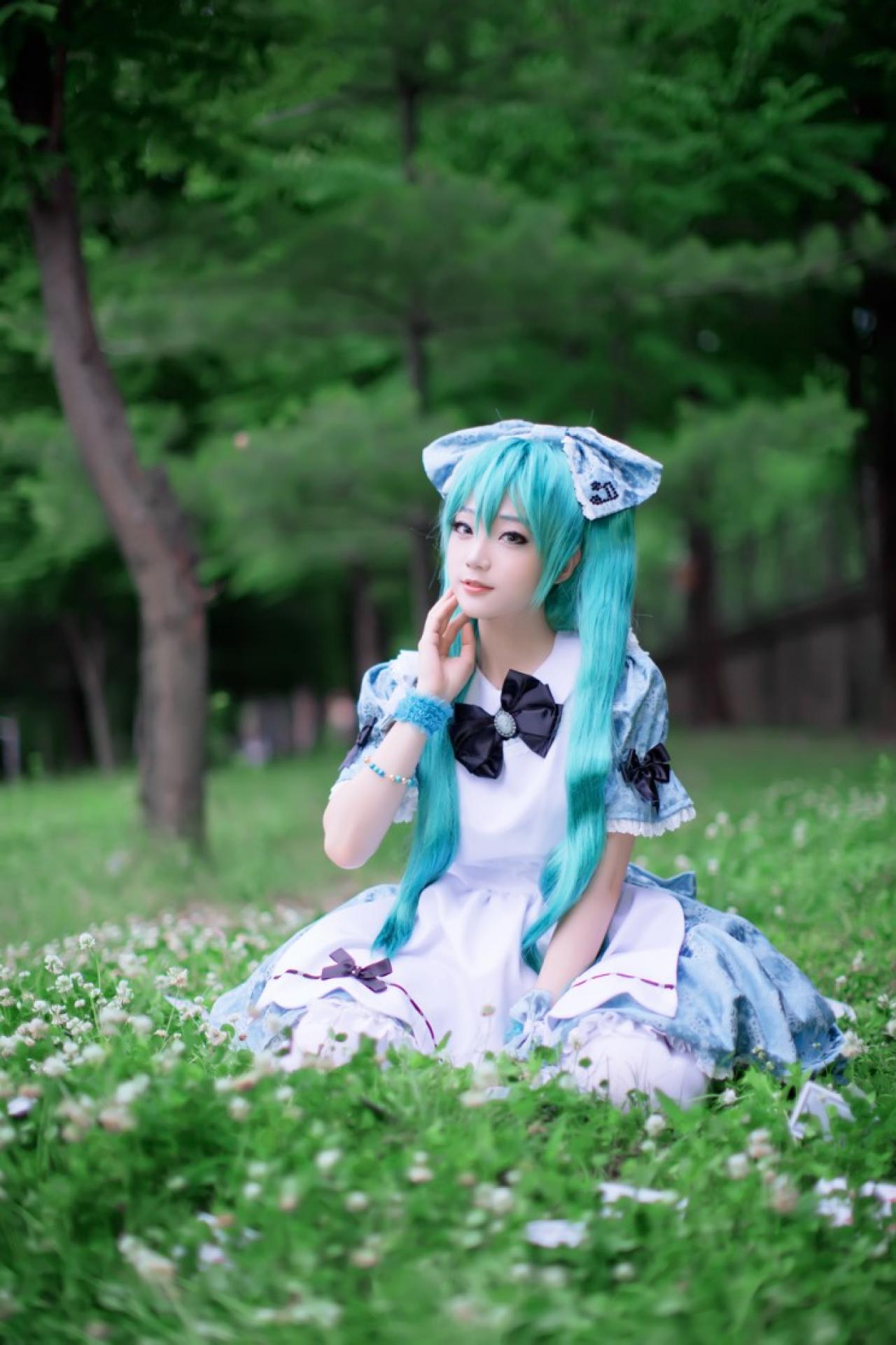 miyuko酱扮演初音未来跪坐在草地上