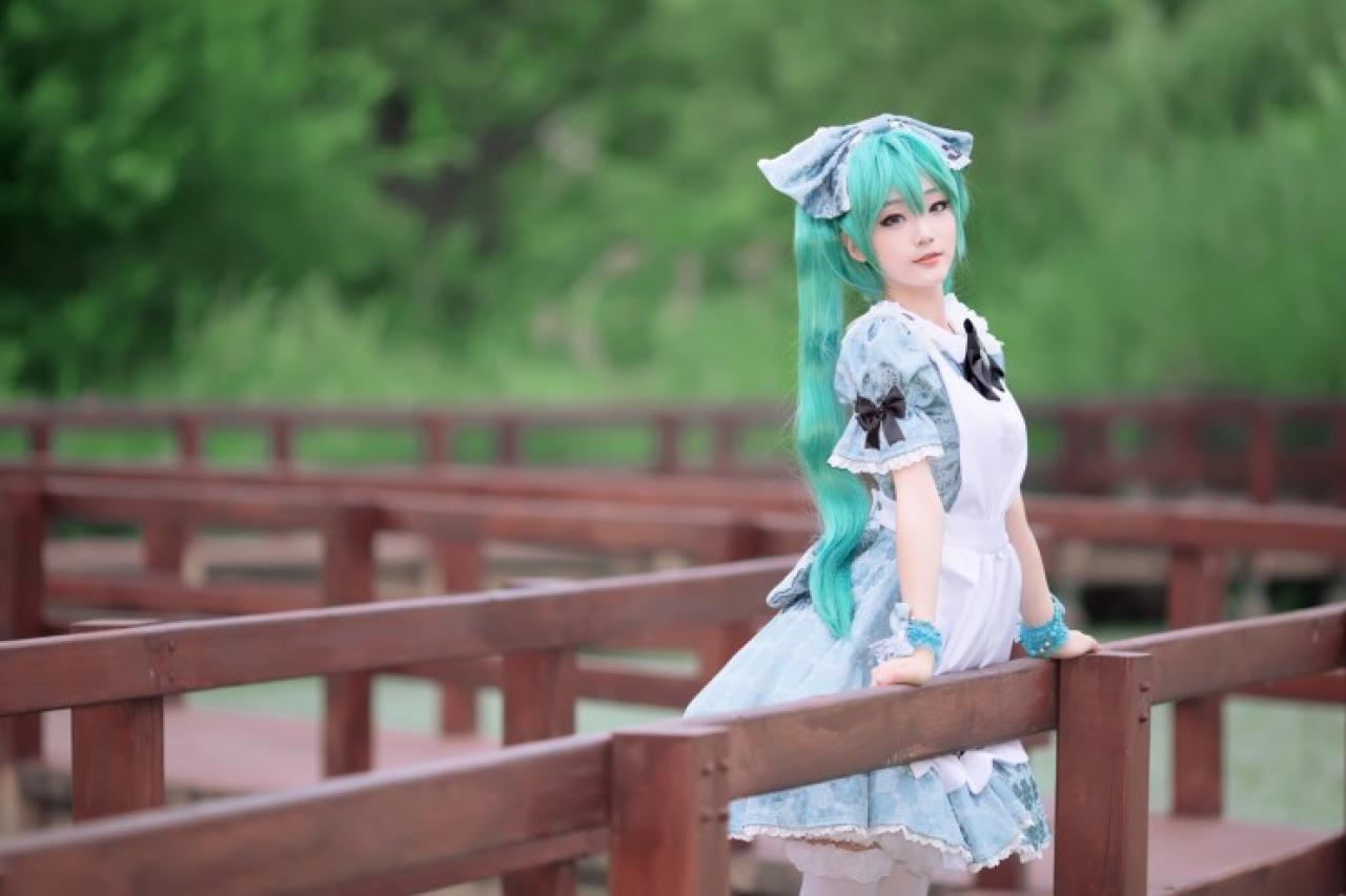 miyuko酱扮演初音未来在走廊撑着栏杆
