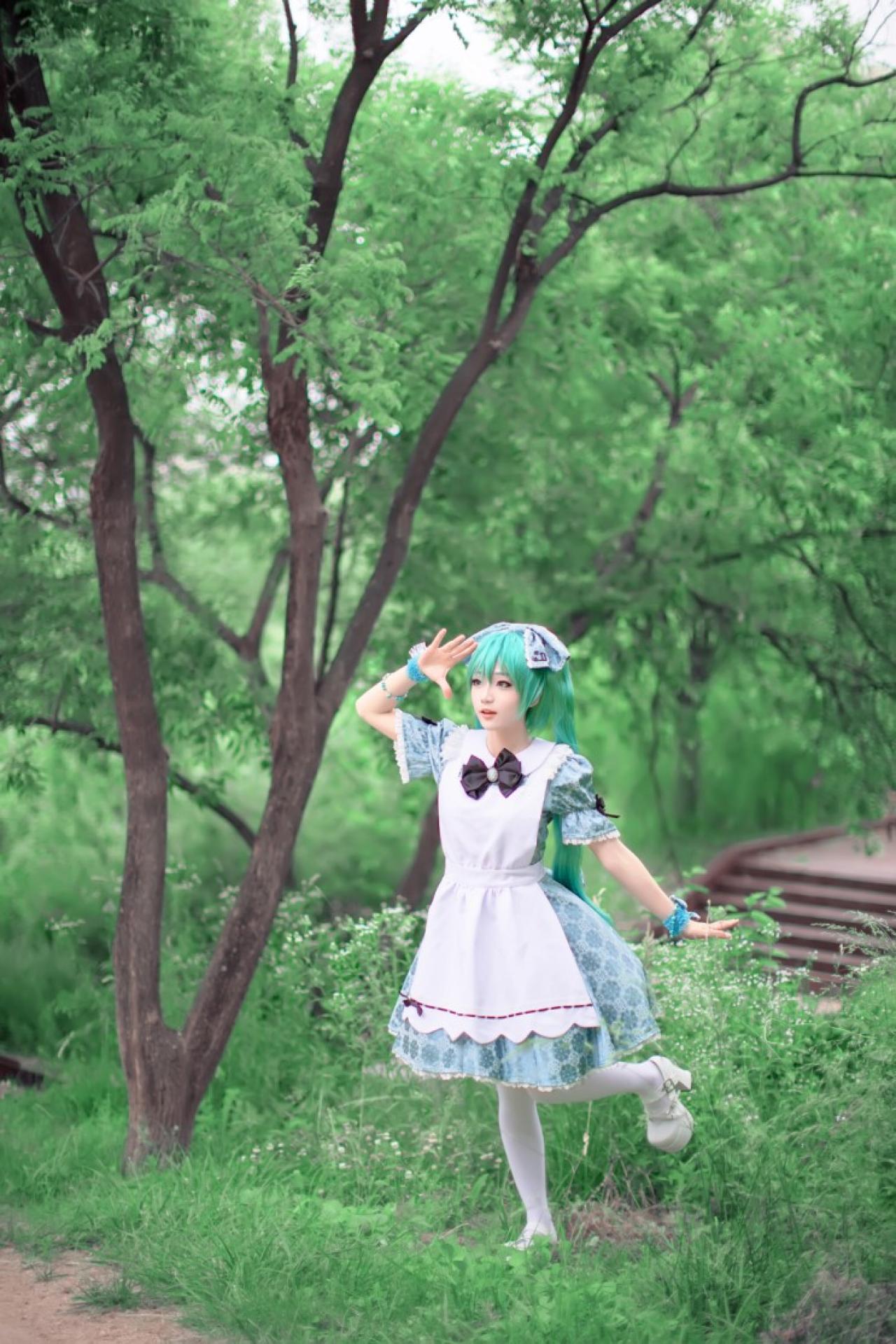 miyuko酱扮演初音未来抬起脚张望的样子