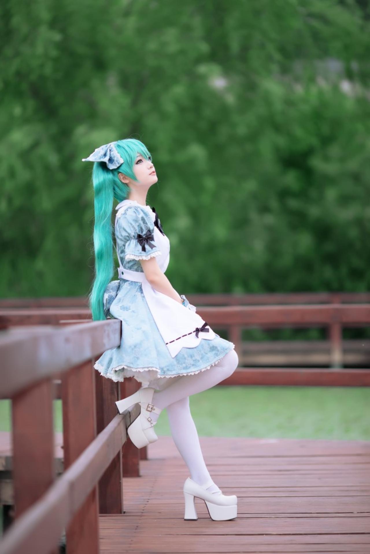 miyuko酱扮演初音未来靠着栏杆眺望天空