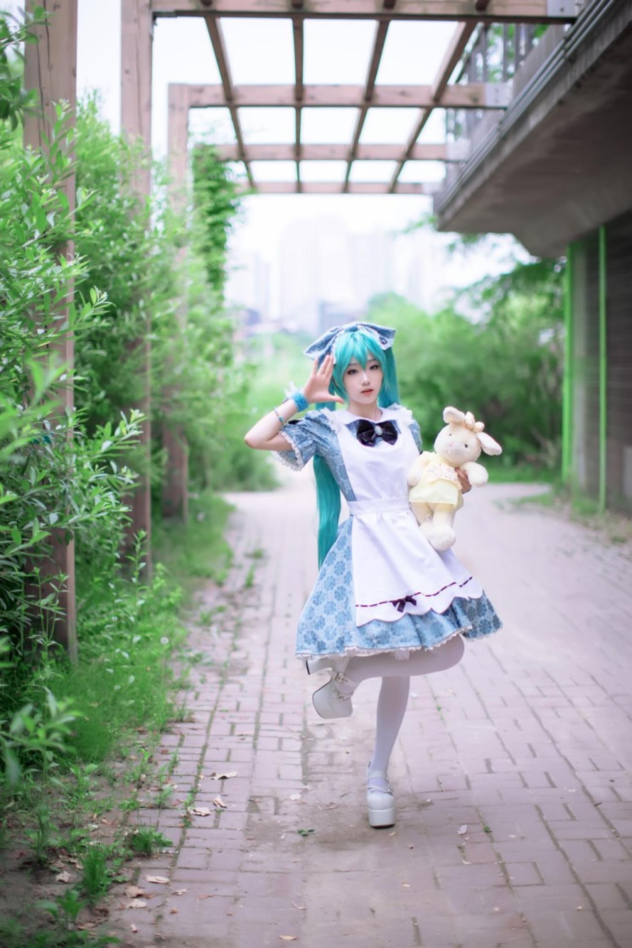 miyuko酱扮演初音未来抱着小熊