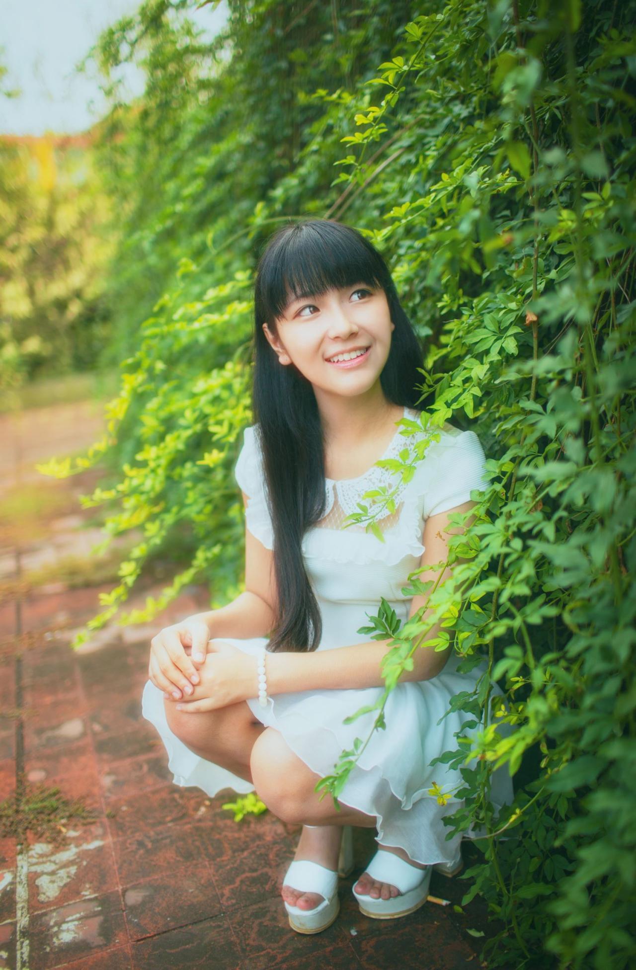 傻傻蹲在绿叶旁