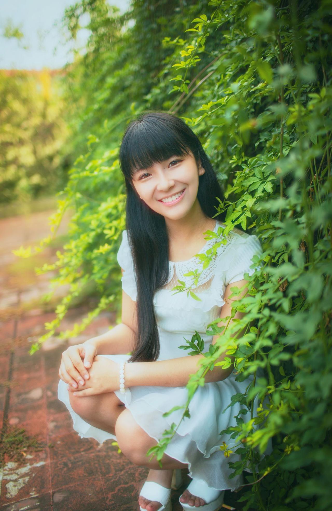 傻傻蹲在绿叶旁