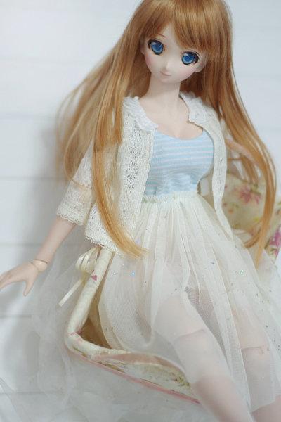 蓝白背心开衫裙DD娃娃躺在盒子里