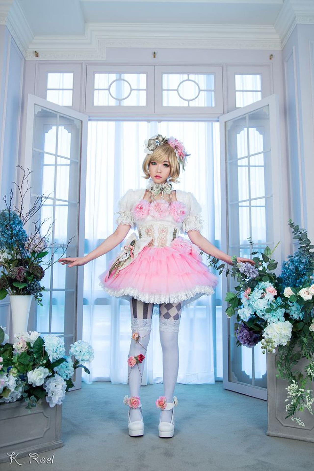 兔娘双臂半伸展站在窗户前，凝望着镜头