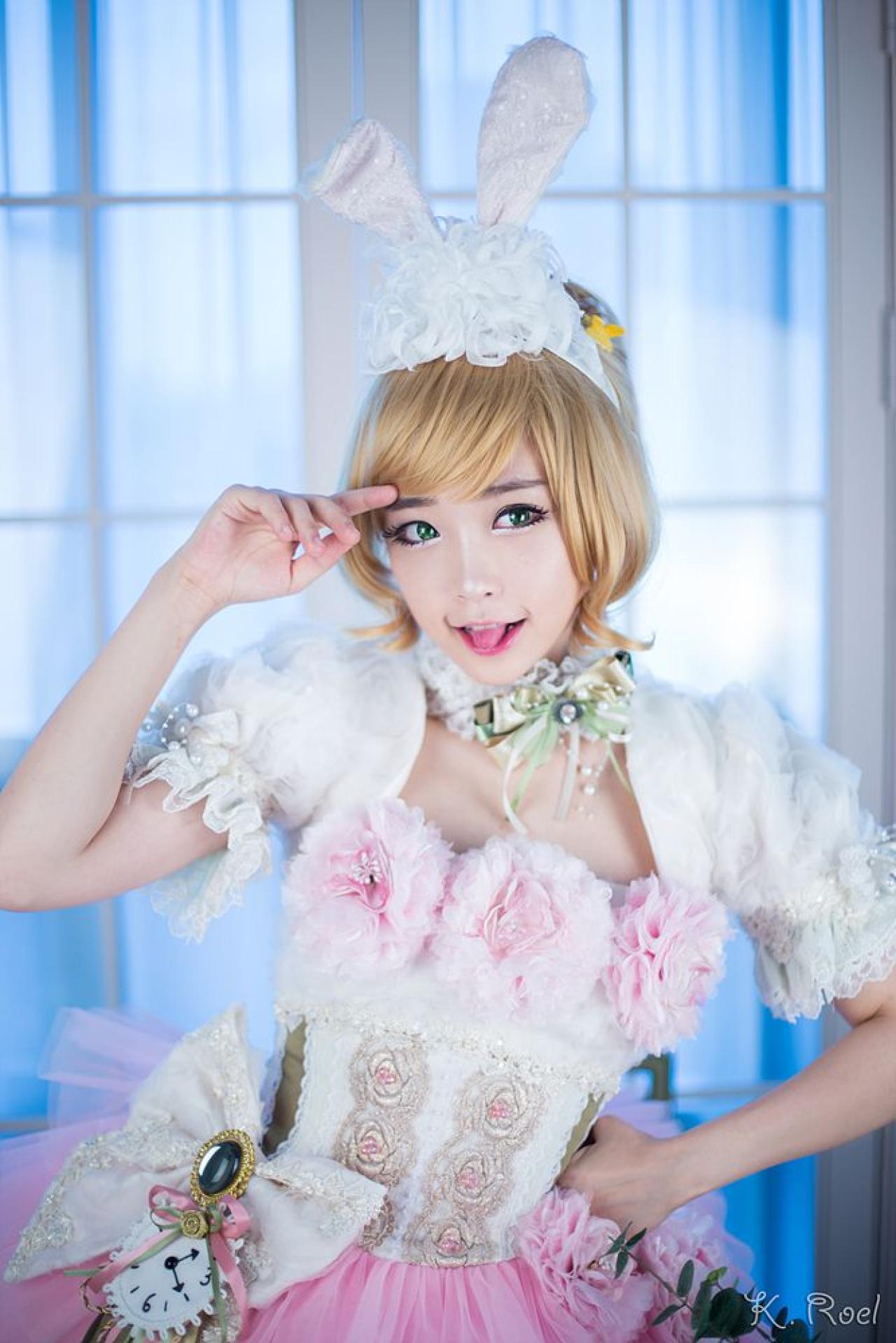 兔娘戴着兔耳朵吐舌头卖萌