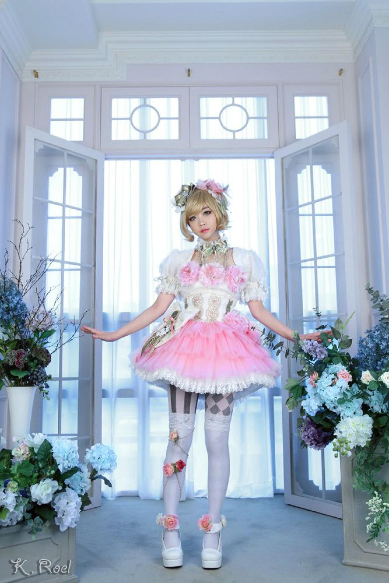 兔娘双臂半伸展站在窗户前