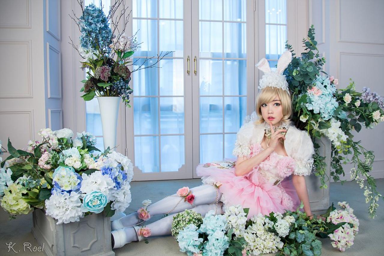 兔娘靠坐在窗口