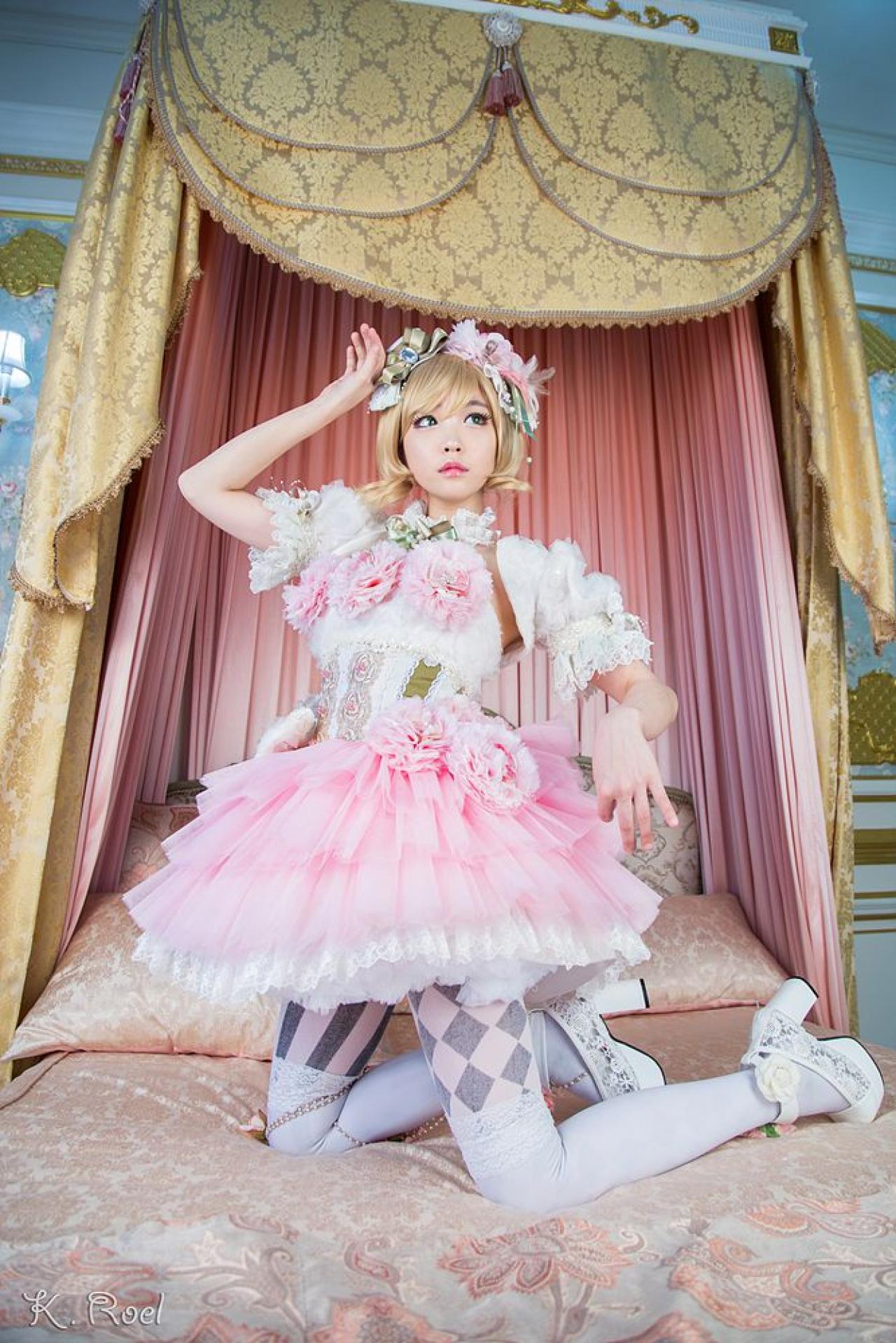 兔娘跪坐在床上