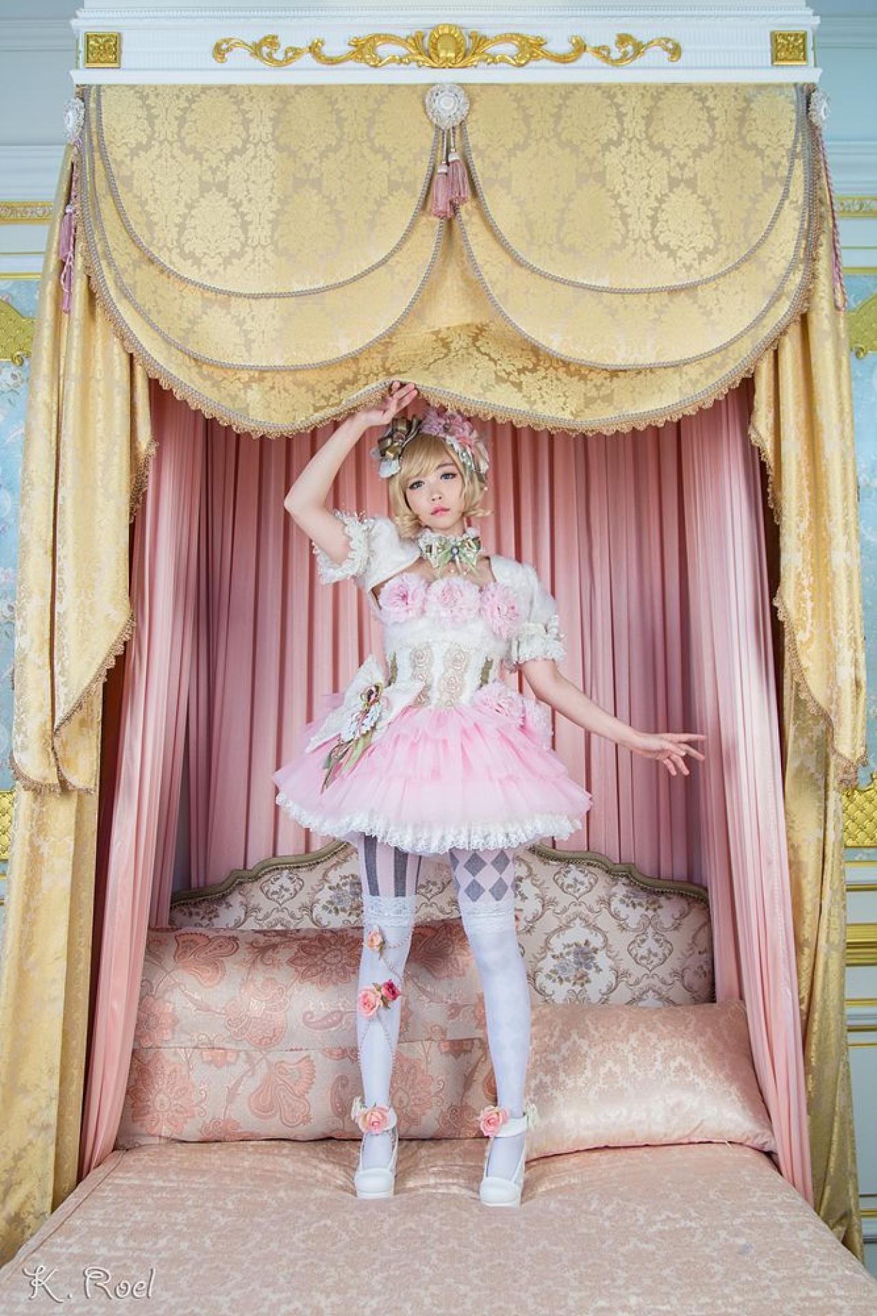 兔娘站在宫廷风格的床上