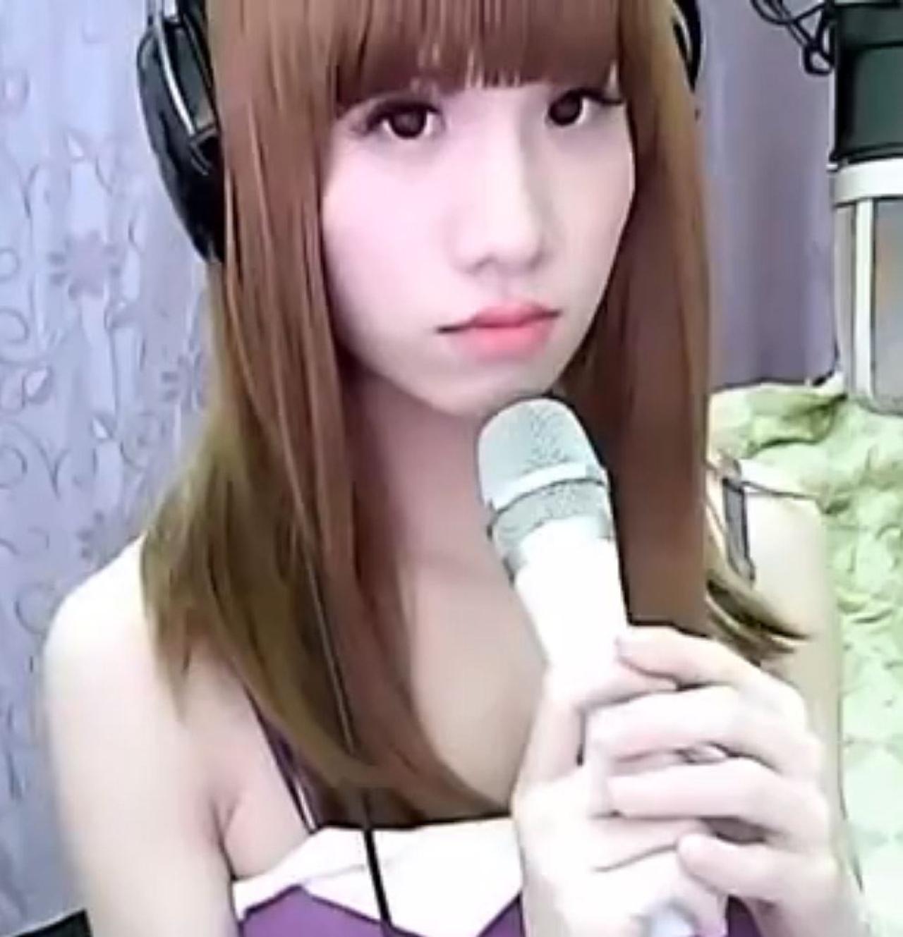 芃芃正在唱有点甜