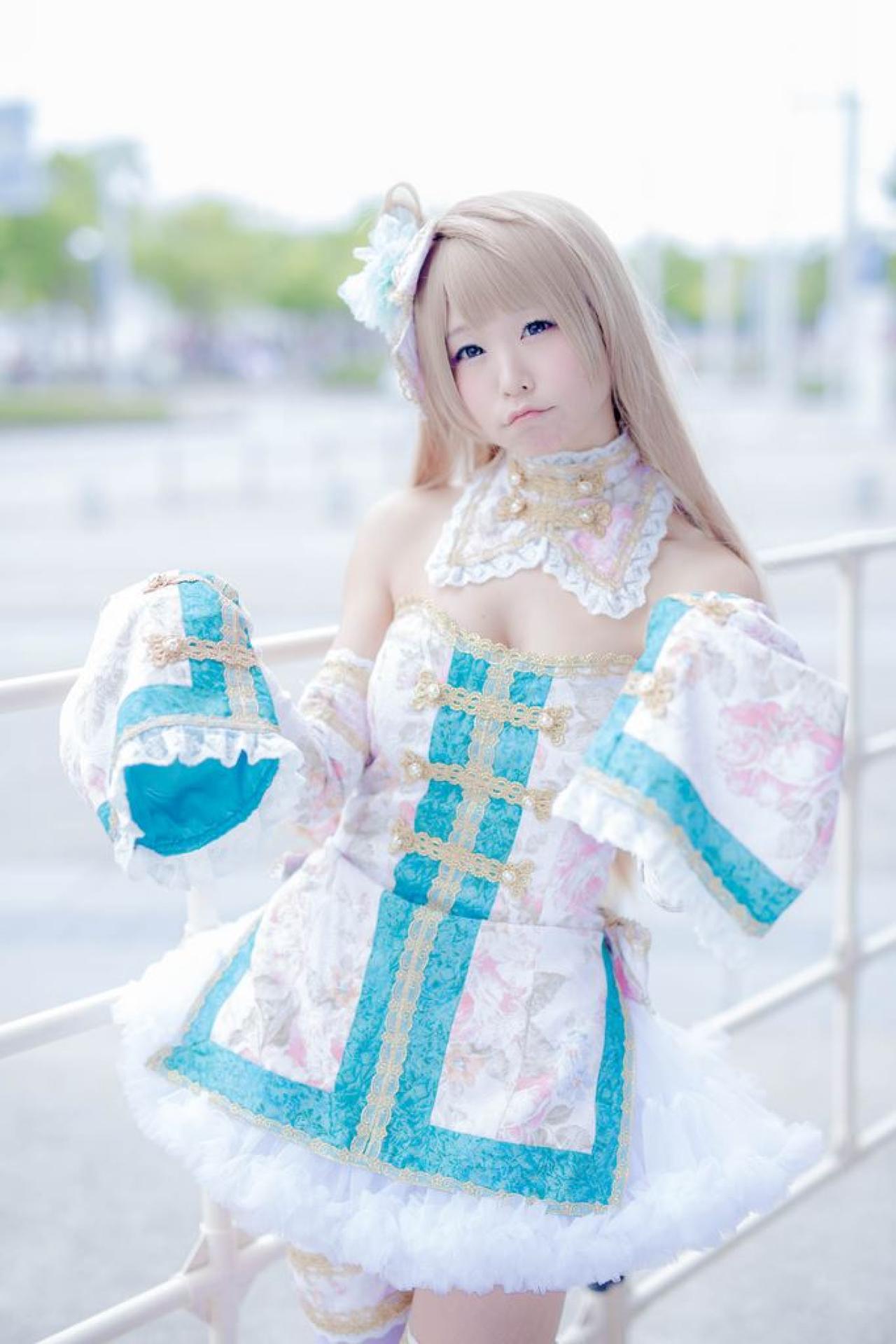 五木あきら扮演南小鸟撅嘴双手抬起