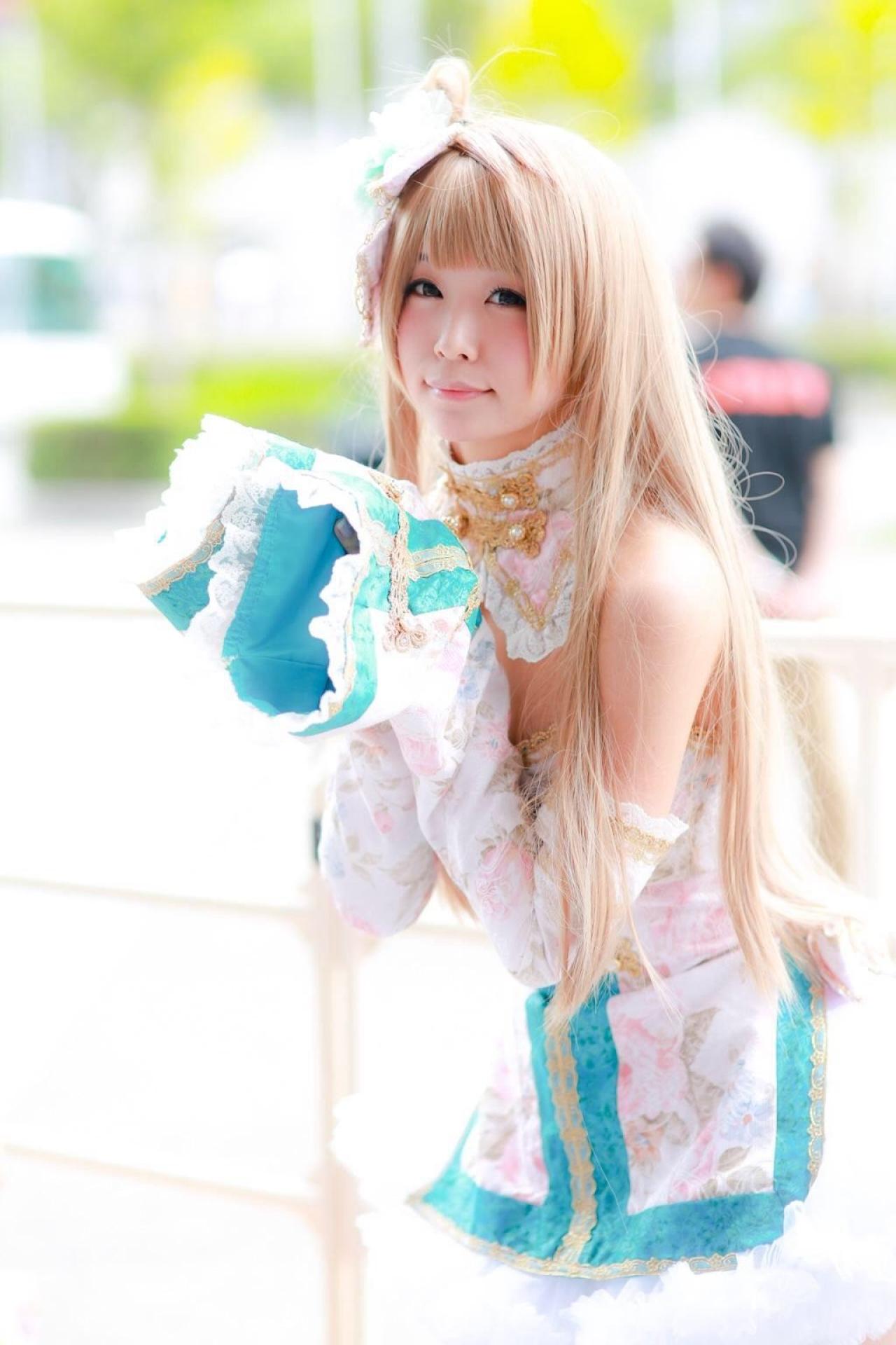 五木あきら扮演南小鸟双手靠在一起作揖