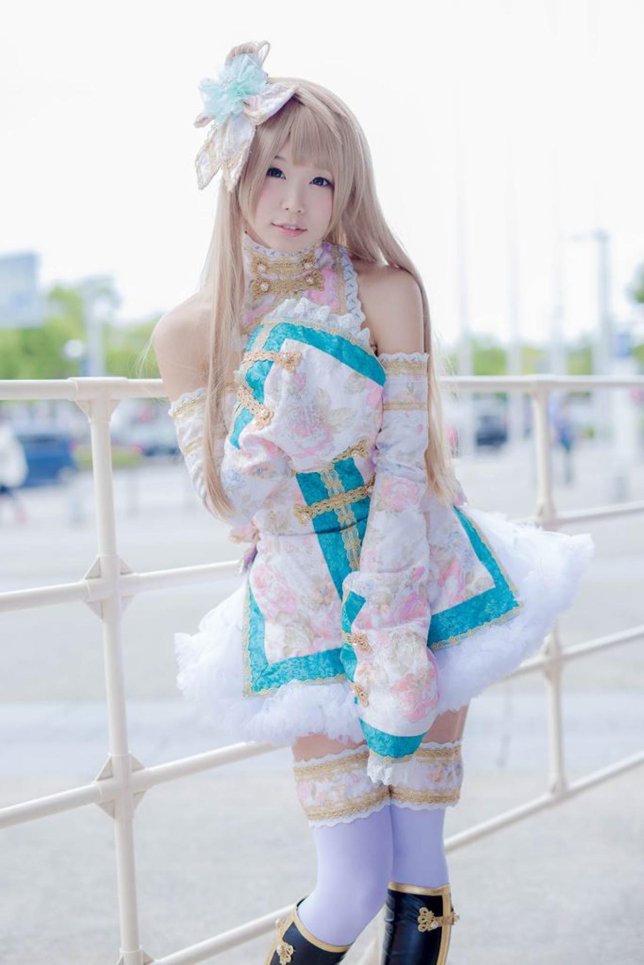 五木あきら扮演南小鸟右手放在胸前，左手自然下摆