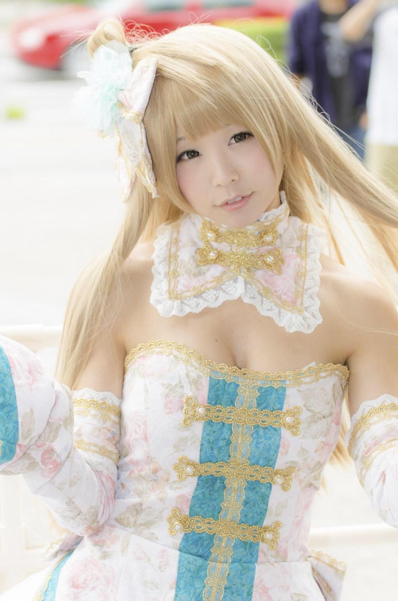 五木あきら扮演南小鸟上半身近照