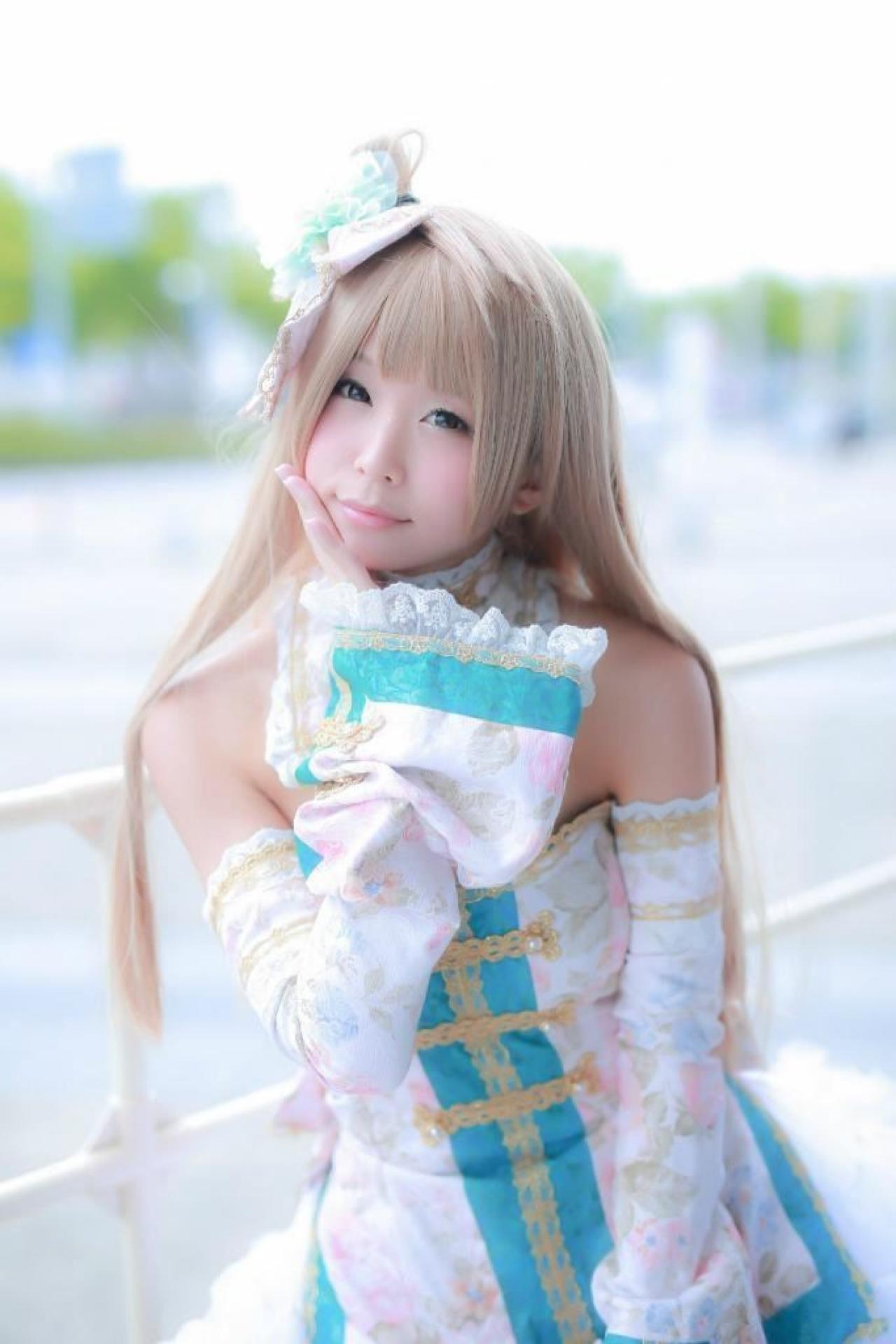 五木あきら扮演南小鸟手轻抚脸颊