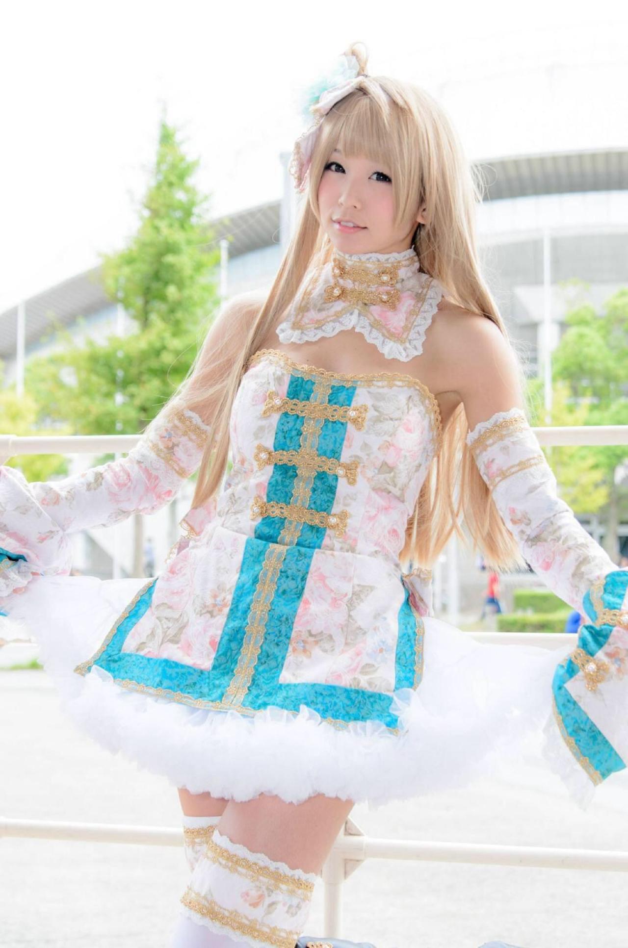 五木あきら扮演南小鸟双手撩起裙角