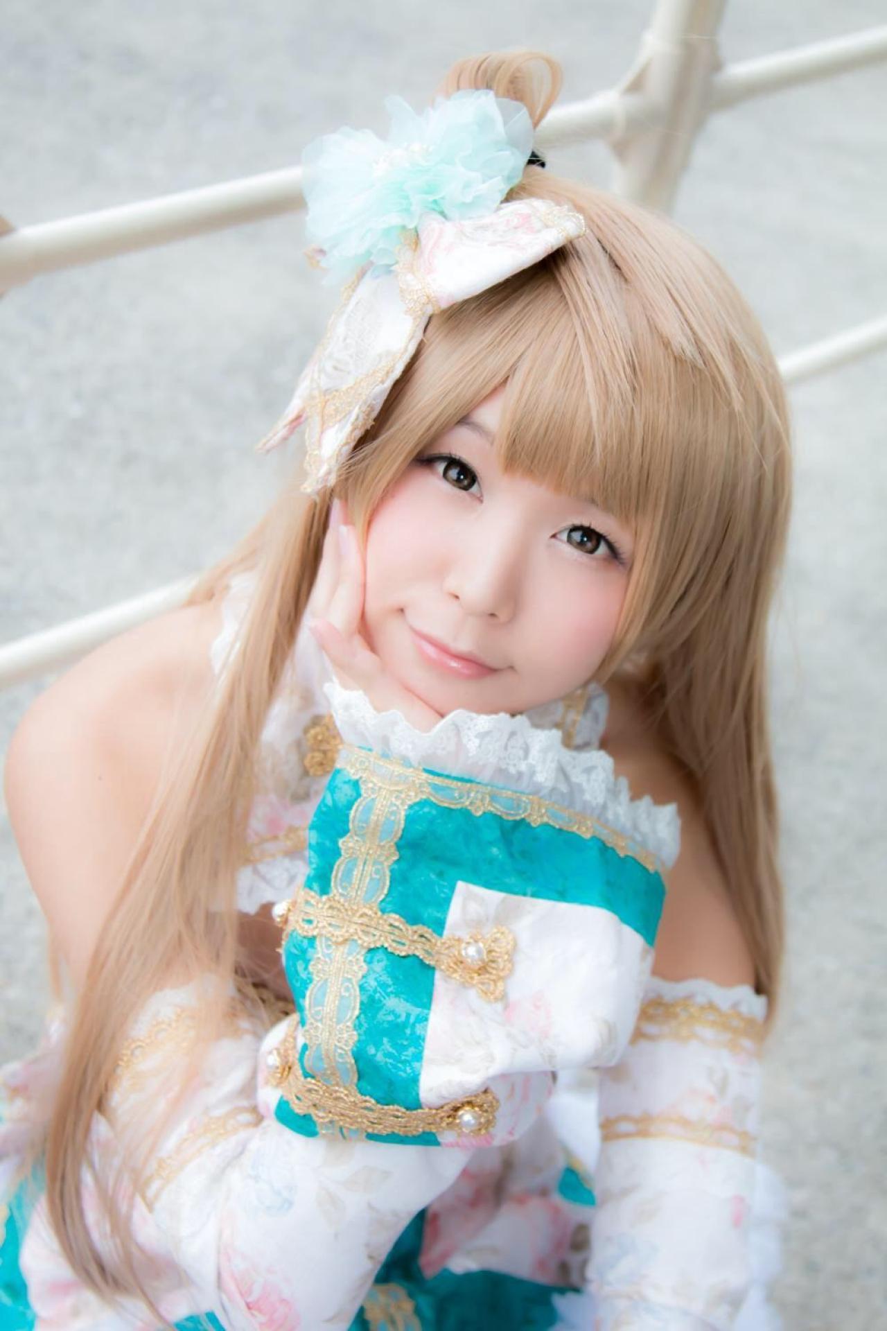 五木あきら扮演南小鸟手轻抚脸颊（另一个角度）