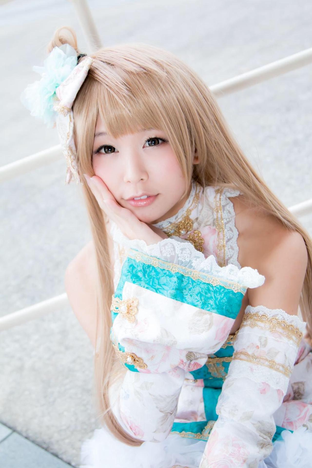 五木あきら扮演南小鸟手轻抚脸颊蹲在地上