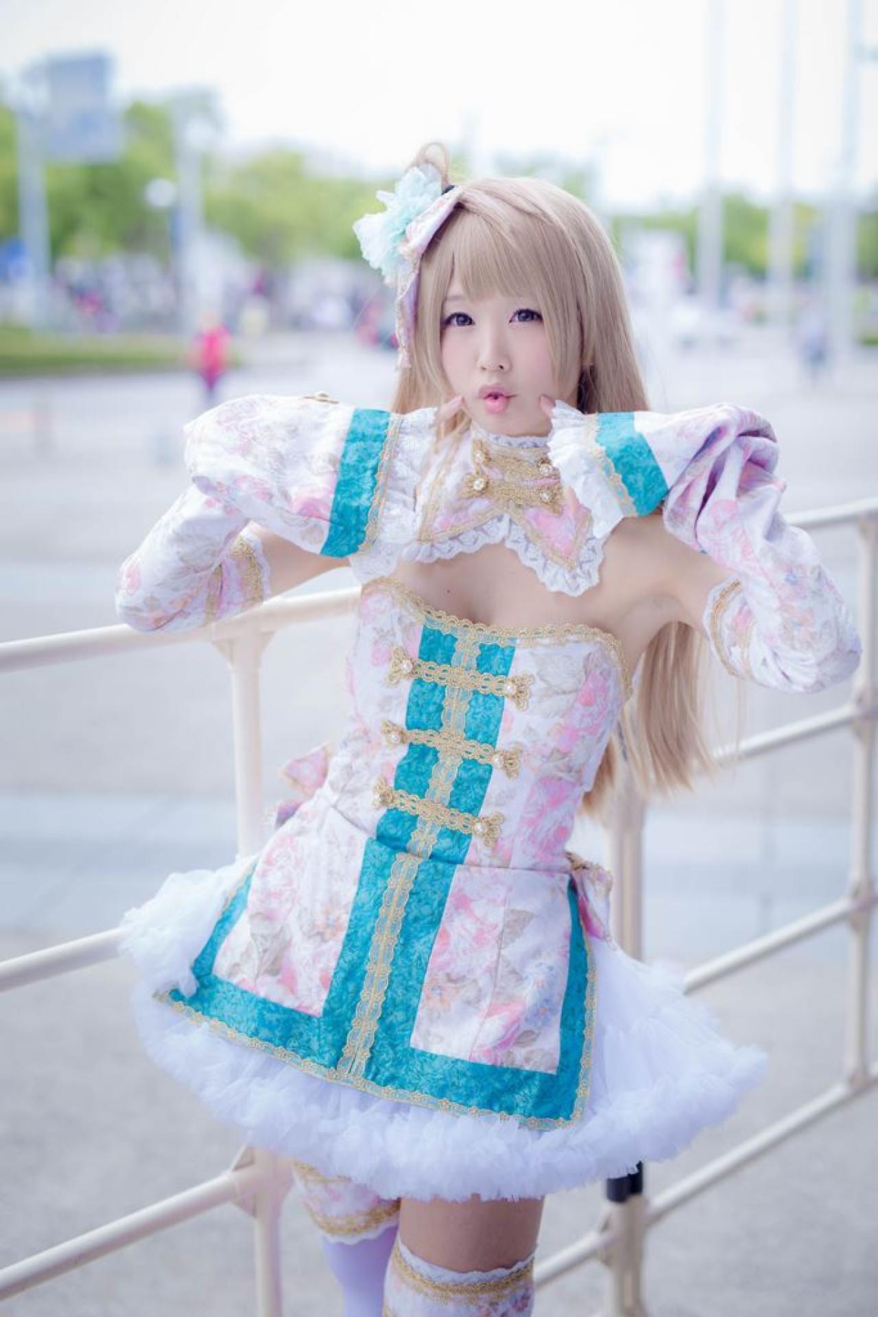 五木あきら扮演南小鸟双手戳脸，嘟嘴卖萌