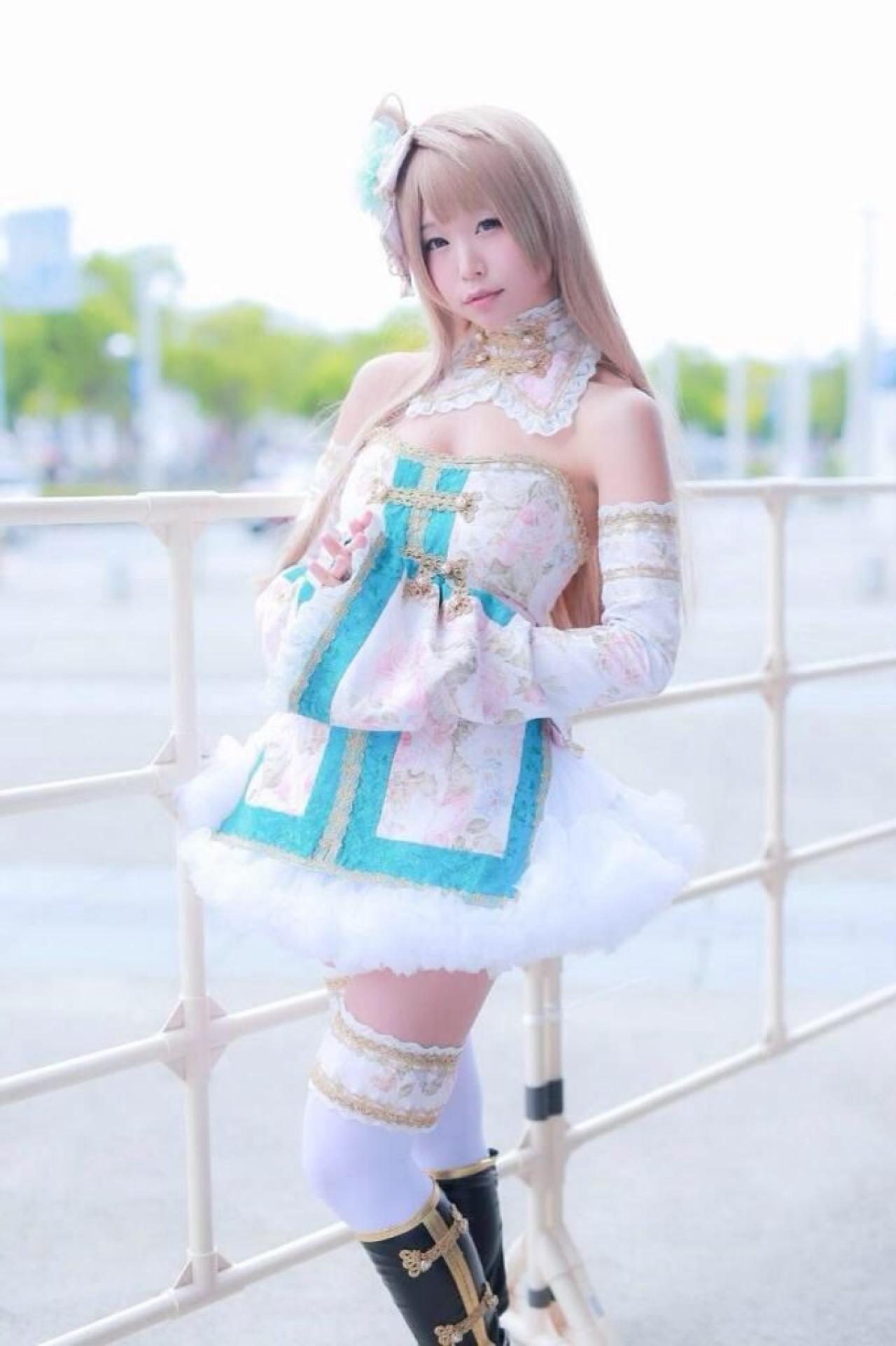 五木あきら扮演南小鸟双手五指交叉放在腰间