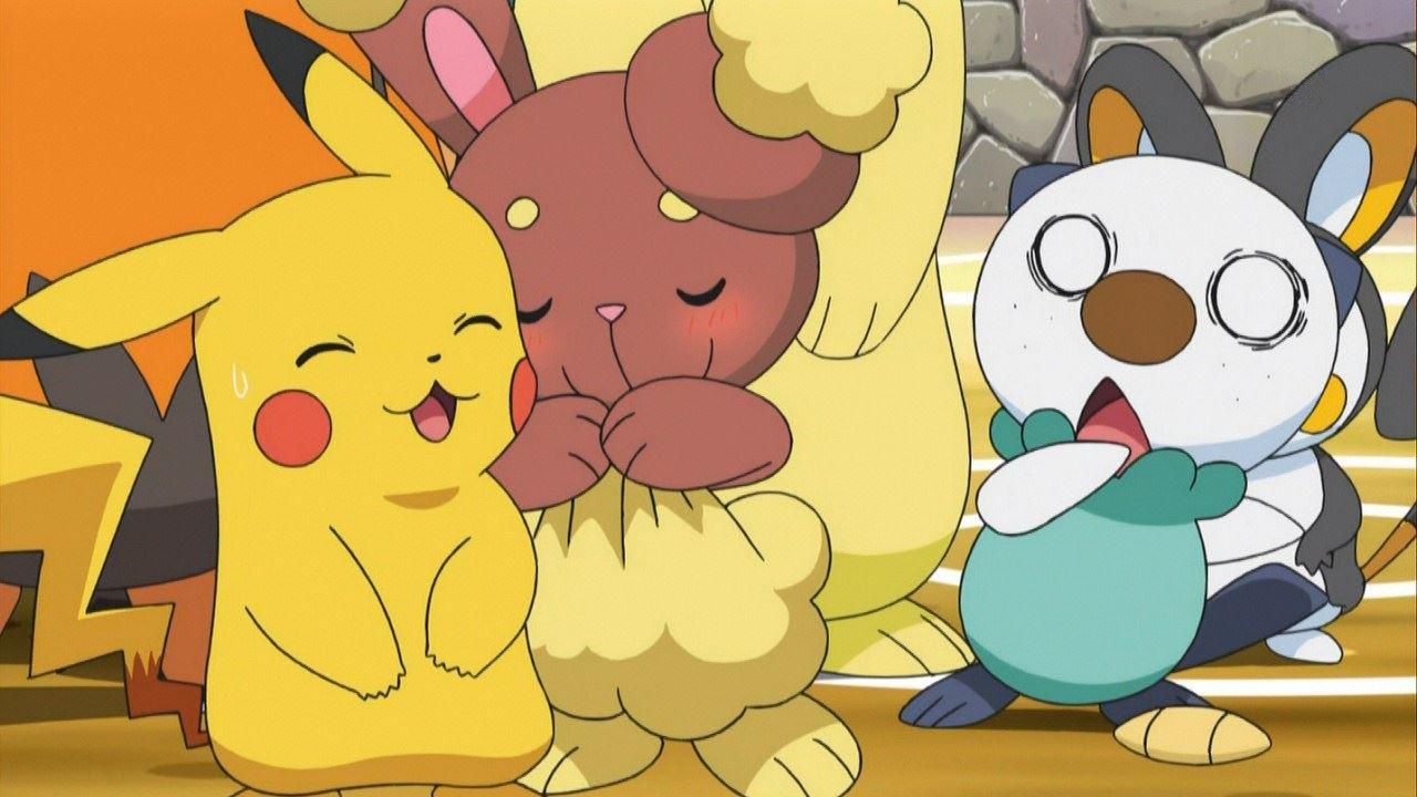 卷卷耳羞涩地靠在皮卡丘身上