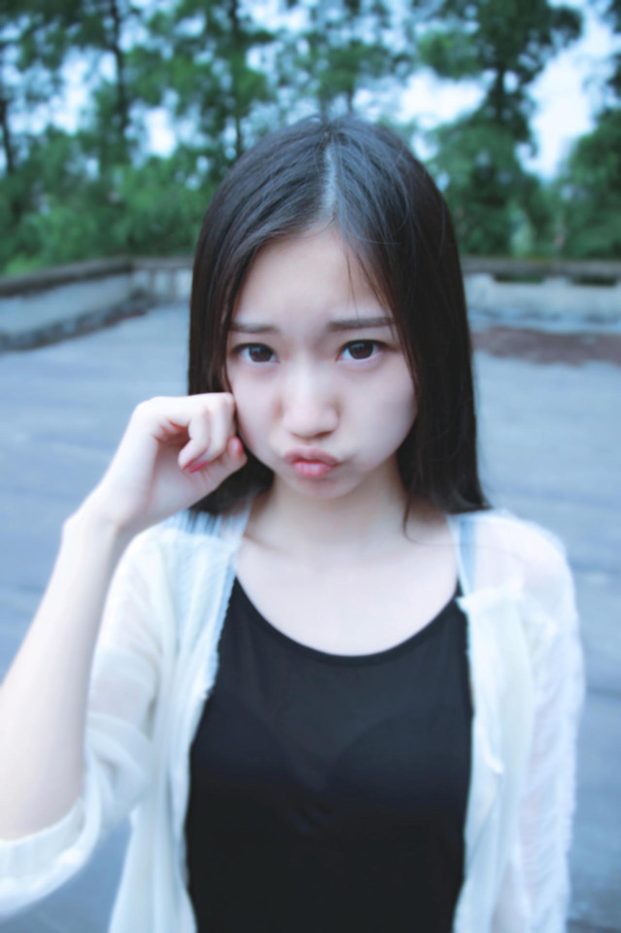 黑长直萌妹子嘟嘴卖萌