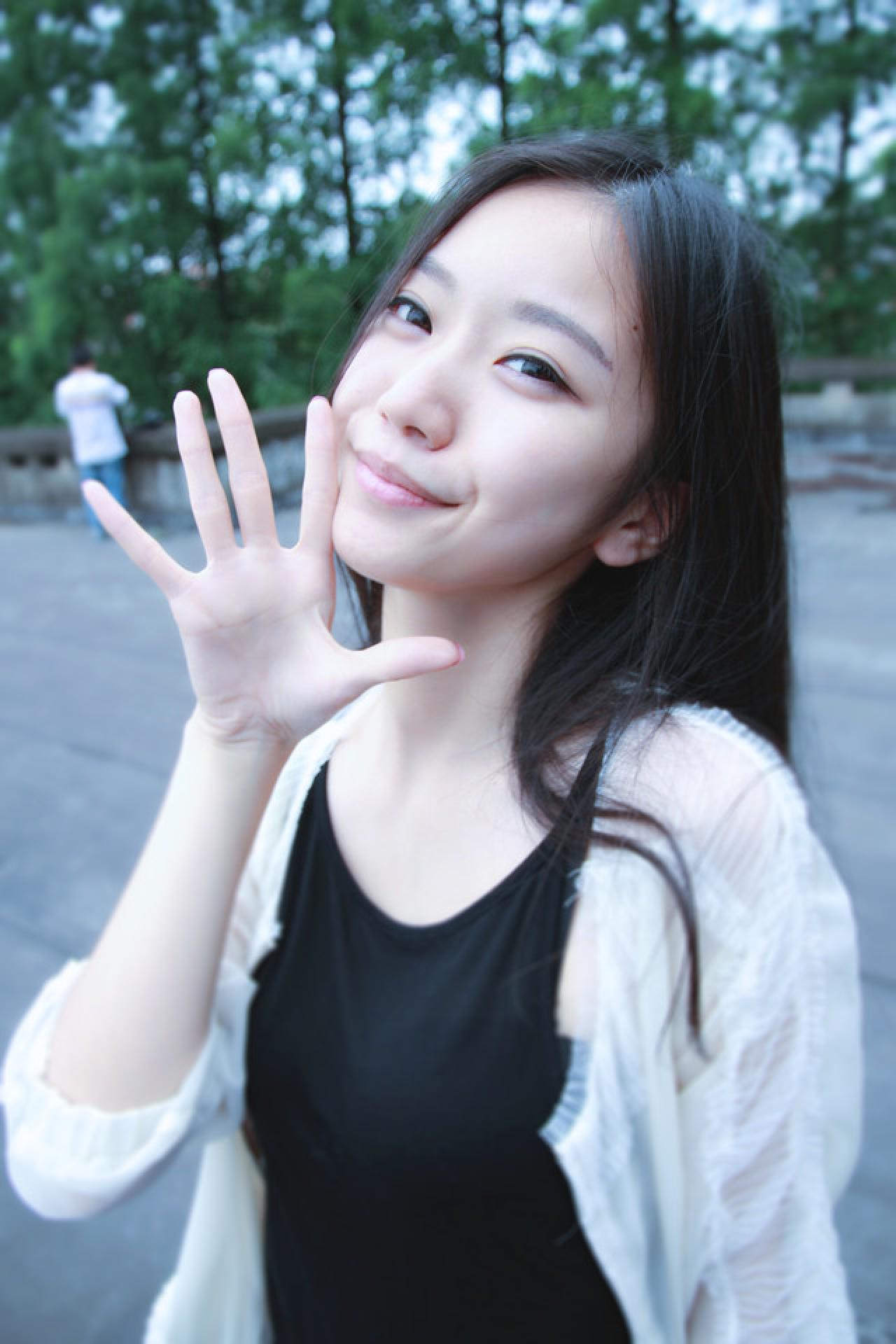 黑长直萌妹子五指伸展贴在脸部