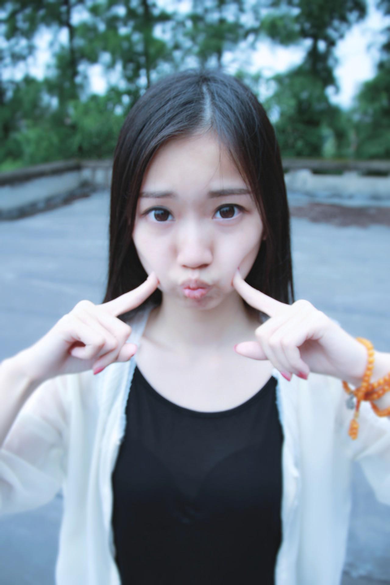 黑长直萌妹子双手戳脸，嘟嘴卖萌