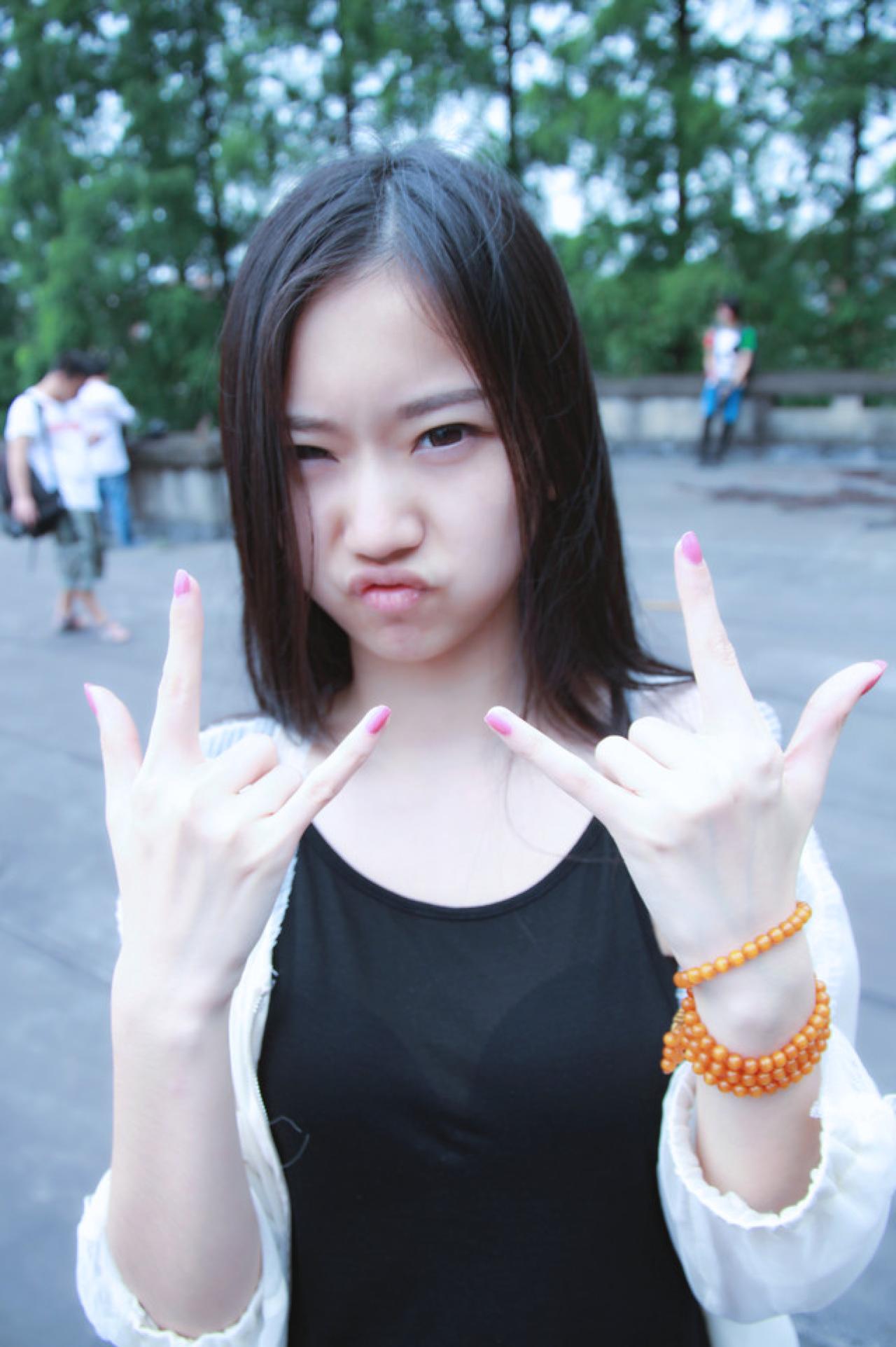 黑长直萌妹子眨眼撅嘴作I LOVE YOU手势