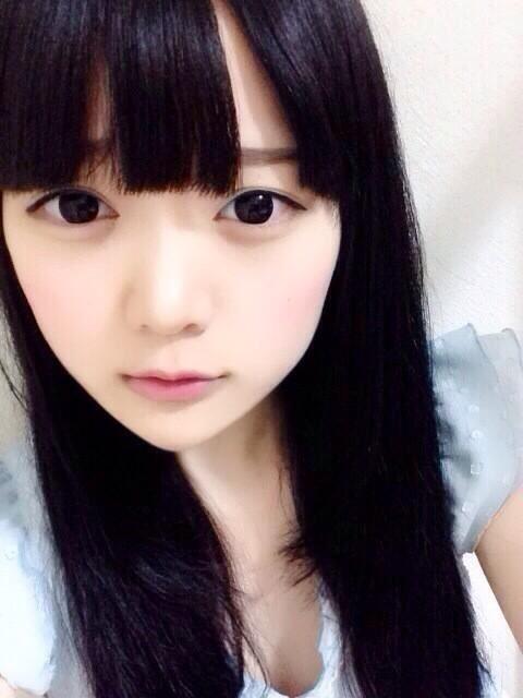 まきろん蓝色T恤自拍照