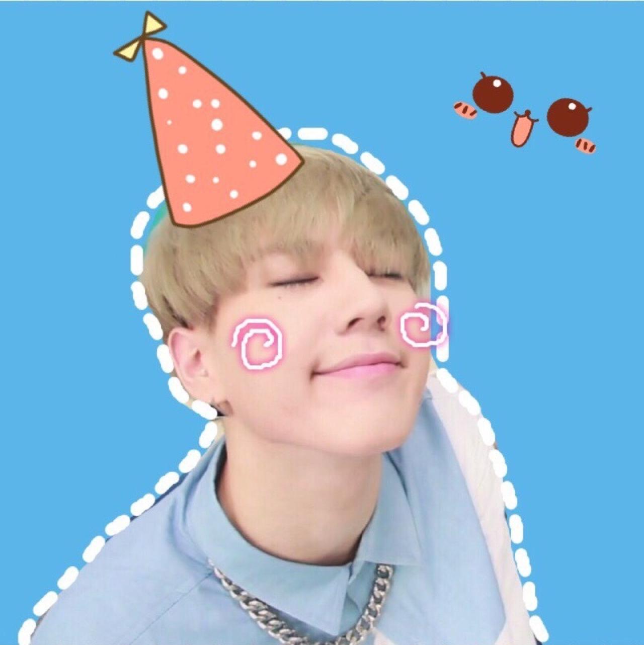 金宥谦眯眼戴着三角帽卖萌头像