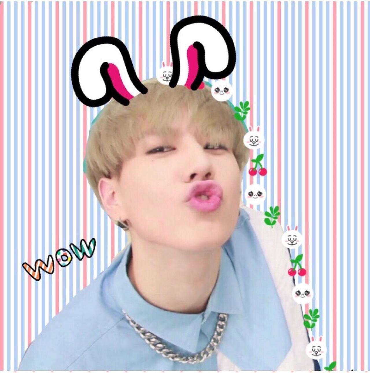 金宥谦嘟嘴戴着兔耳朵，说着WOW卖萌头像