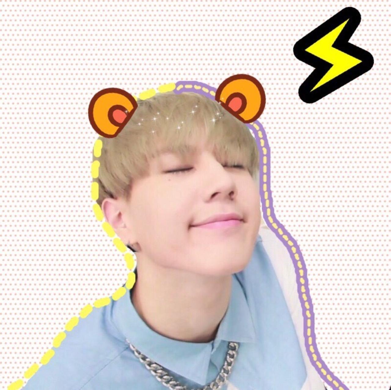 金宥谦戴着熊耳朵眯眼卖萌头像