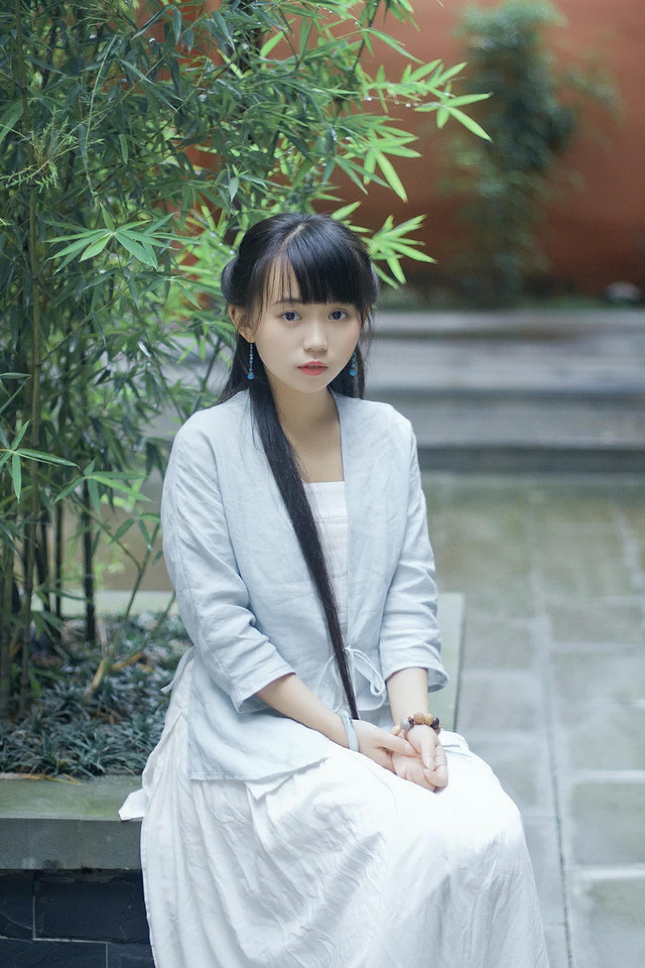 修老虎端坐在翠竹旁