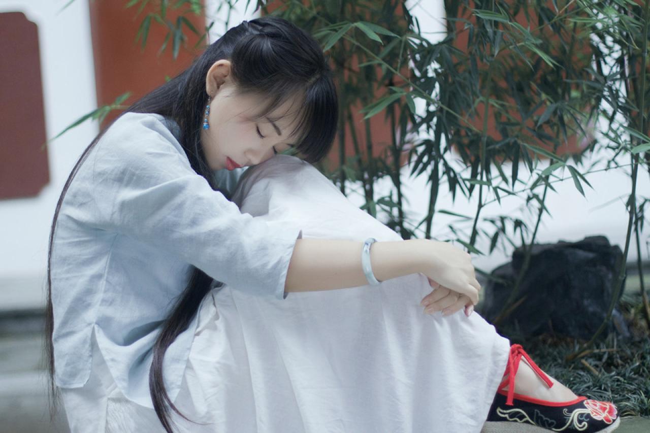 修老虎抱膝而坐