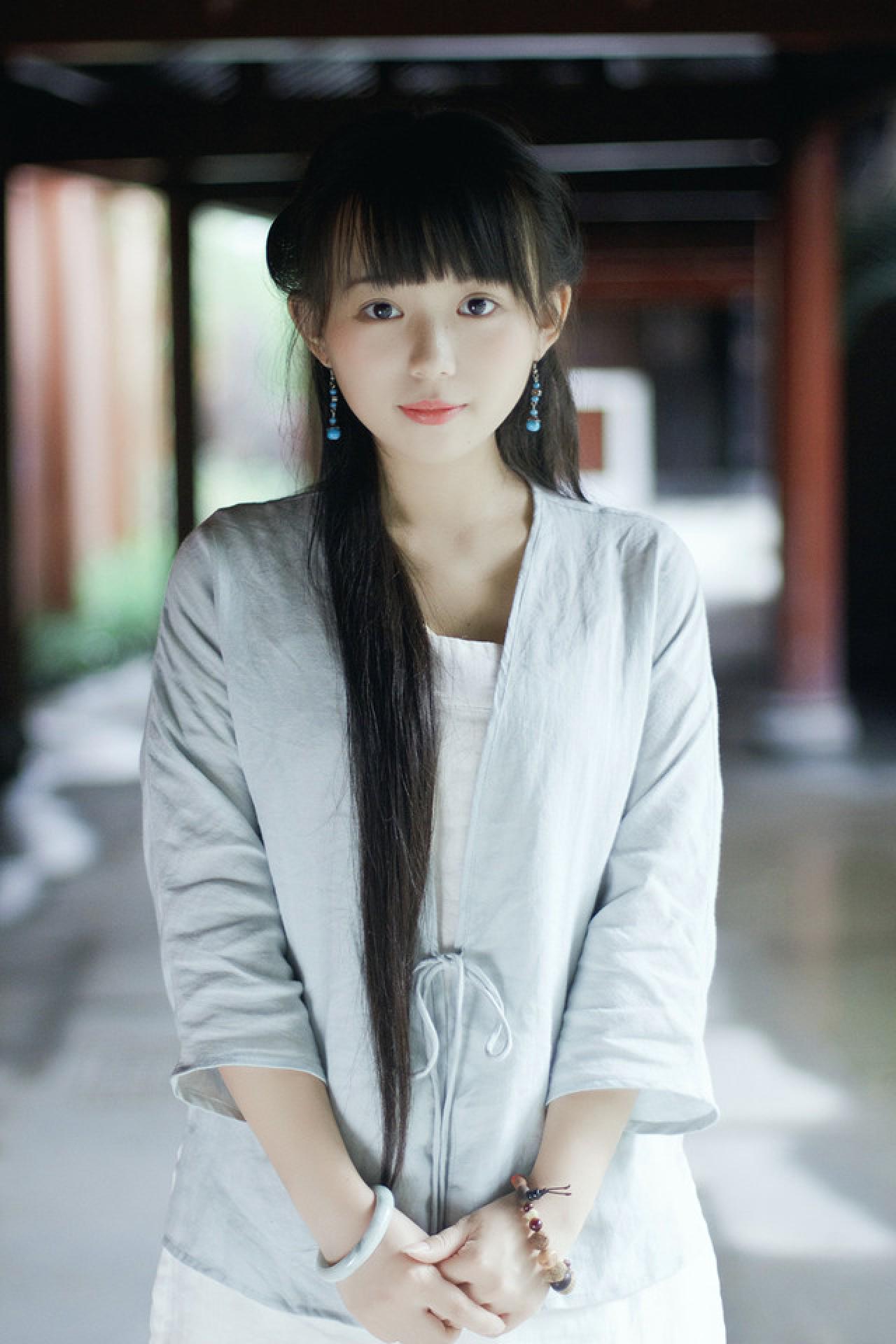 修老虎对襟汉服摆拍在长亭正面照